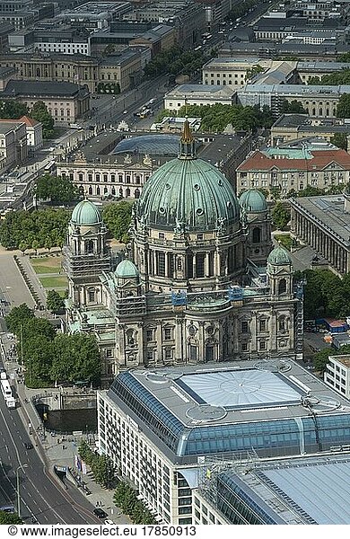 Berliner Dom  gesehen von der Aussichtsplattform des Berliner Fernsehturms  Berlin  Deutschland  Europa