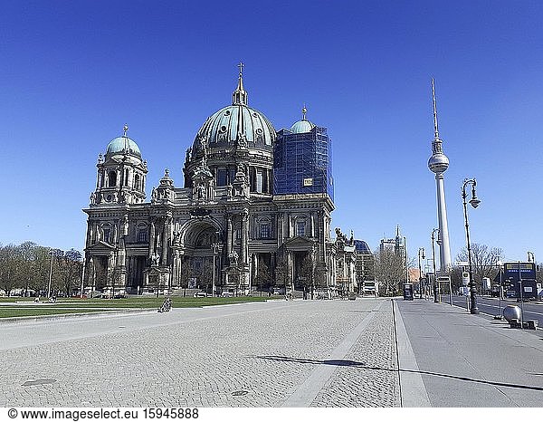Berliner Dom mit dem Fernsehturm im Hintergrund  während der Sperrung wegen der Coronavirus-Pandemie  April 2020  Berlin  Deutschland  Europa