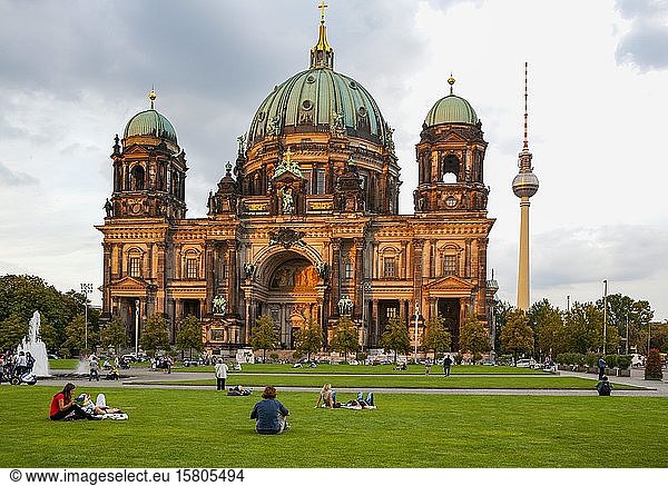 Berliner Dom mit Fernsehturm und Lustgarten  Berlin  Deutschland  Europa