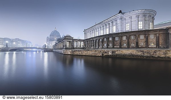 Berliner Dom und Alte Nationalgalerie  Berlin  Deutschland  Europa