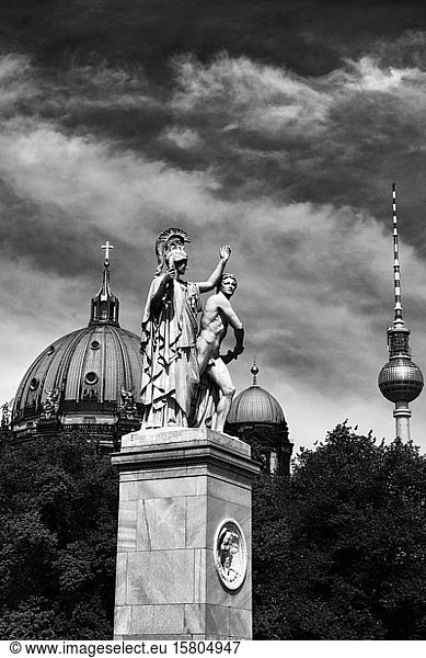 Berliner Dom und Fernsehturm hinter Statue auf der Schlossbrücke zur Museumsinsel  monochrom  Berlin  Deutschland  Europa