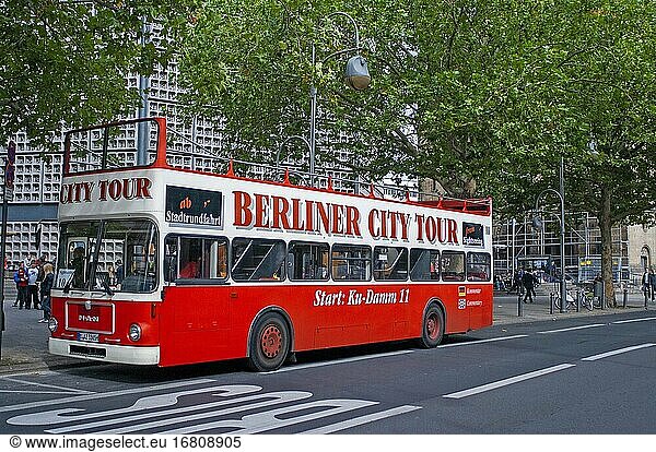 Berliner Stadtrundfahrt Sightseeing-Tour-Bus im Stadtzentrum von Berlin  Deutschland  Europa.