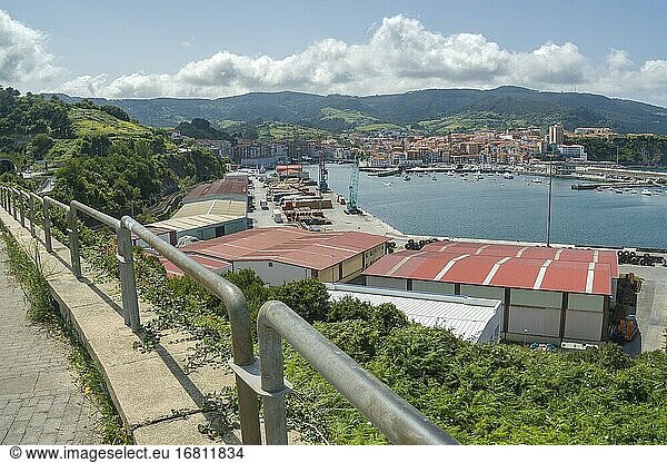 Bermeo Baskenland Spanien im Juli 2020: Boote im Hafen von Bermeo Vizcaya  Baskenland  Spanien.