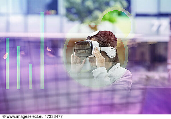 Berufstätige Frau mit Virtual-Reality-Headset