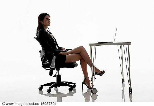 Beschäftigte Geschäftsfrau im Büro