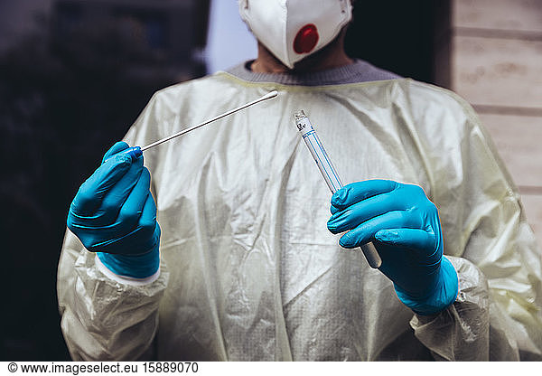 Beschäftigte im Gesundheitswesen halten Abstrichtupfer-Testkit für PCR-Tests