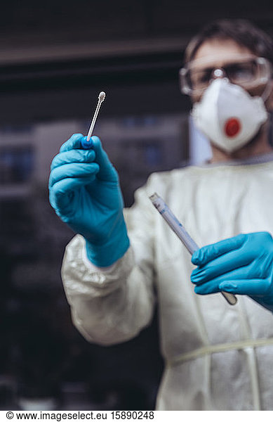 Beschäftigte im Gesundheitswesen halten Abstrichtupfer-Testkit für PCR-Tests