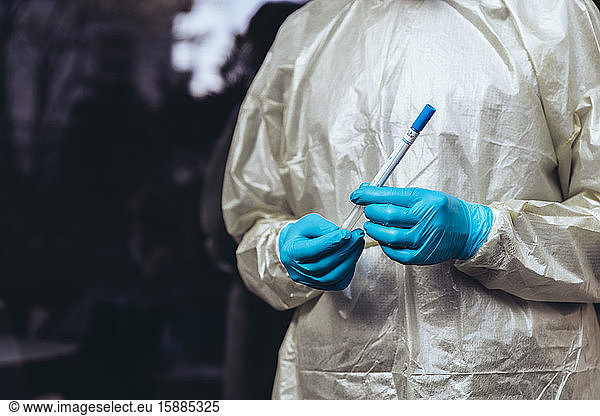 Beschäftigte im Gesundheitswesen halten Testkit für SARS-CoV-2