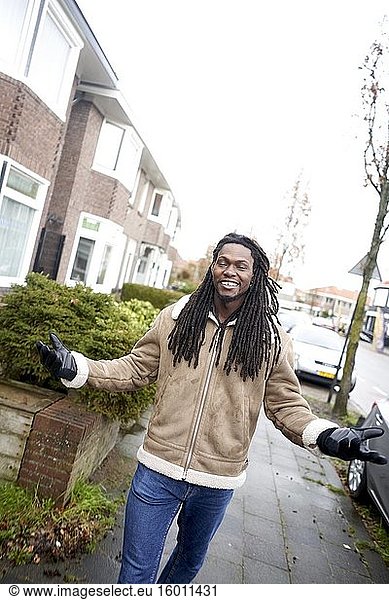 Bescheidener Mann mit Glücksgefühlen  Spaziergang in einem Wohngebiet in Leeuwarden  Friesland  Niederlande  Europa