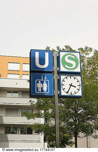 Beschilderung für U-Bahn  S-Bahn  Lift  Stations-Uhr  München  Bayern