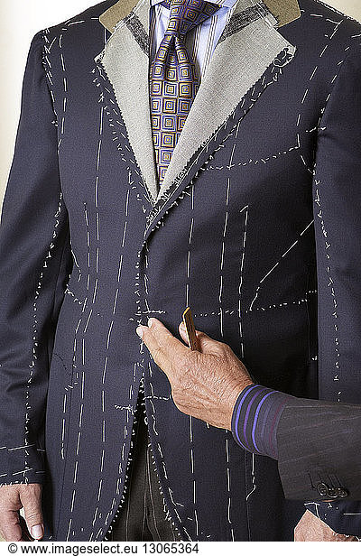 Beschnittenes Bild eines Mannes  der einen Anzug entwirft