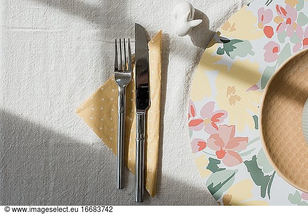 Besteck und Serviette auf einem geschmückten Tisch im Sommer und Frühling