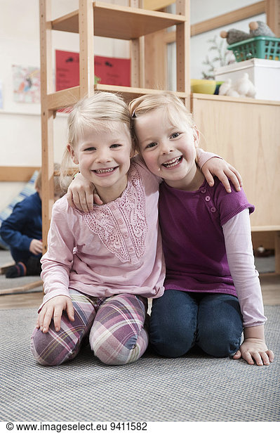 bester Freund beste Freunde sitzend Kindergarten lächeln klein Boden Fußboden Fußböden 2 Mädchen