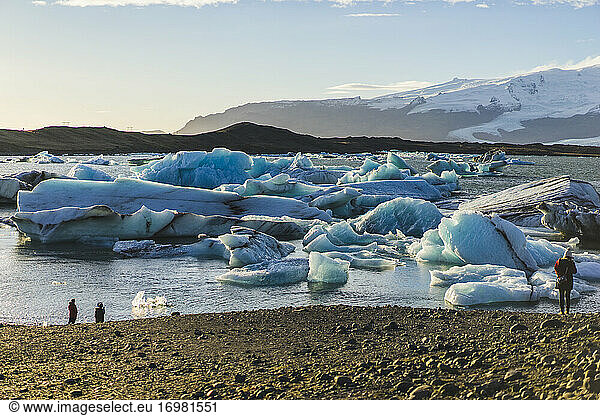 Besuch des Jokulsarlon mit Gletschern im Hintergrund