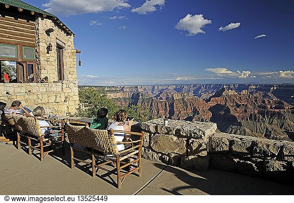 Besucher,  die in der Grand Canyon Lodge übernachten,  beobachten den Sonnenuntergang,  Grand Canyon North Rim,  Arizona,  USA,  Nordamerika