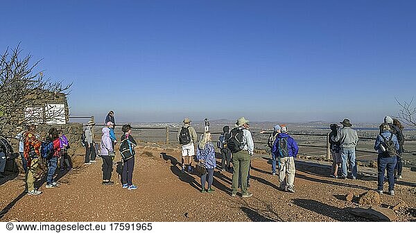 Besucher auf dem Aussichtspunkt Mount Bental  Blick nach Syrien  Golanhöhen  Israel  Asien