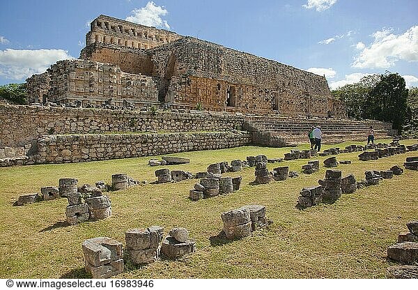 Besucher in der Nähe des Palastes der Masken - Palacio De Los Mascarones-Codz Poop in der archäologischen Stätte Kabah  Merida  Bundesstaat Yucatan  Mexiko  Mittelamerika.