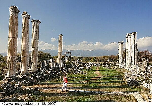 Besucher in der Nähe des Tempels der Aphrodite  Aphrodisias  Geyre  Provinz Aydin  Kleinasien  Türkei  Europa.