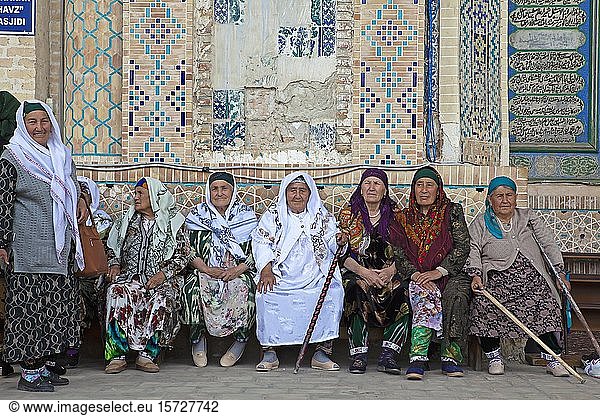 Besucher in traditioneller traditioneller traditioneller traditioneller traditioneller traditioneller traditioneller traditioneller traditioneller traditioneller Tracht am Iwan der Bolo Hovuz Moschee  Buchara  Provinz Buxoro  Usbekistan  Asien