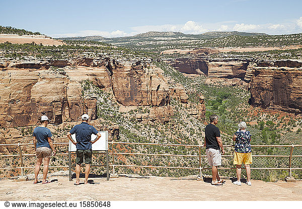 Besucher lesen Deutungsschilder am Colorado National Monument