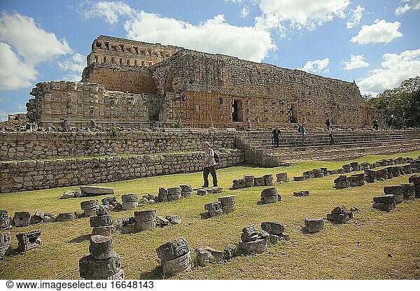 Besucher vor dem Palast der Masken - El Palacio De Los Mascarones oder Codz Poop in der archäologischen Maya-Stätte Kabah an der Puuc-Route  Bundesstaat Yucatan  Mexiko  Mittelamerika.