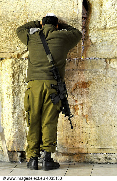 Betender israelischer Soldat mit Maschinengewehr an der Klagemauer  Jerusalem  Israel  Naher Osten  Orient