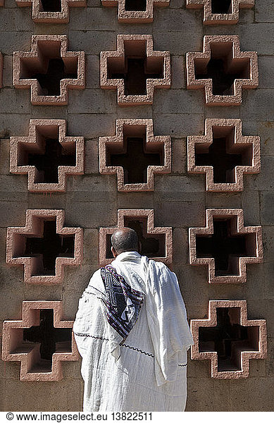 Betender Mann vor einer Kirchenmauer in Addis Abeba