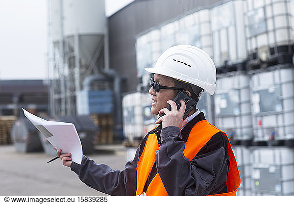 Betonarbeiter mit Helm im Betonwerk
