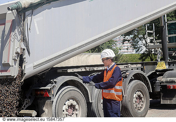Betonarbeiter mit Helm in einer Betonfabrik