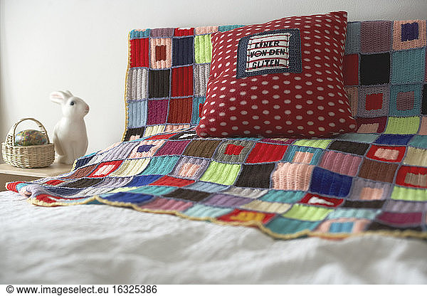 Bett mit Kissen und Patchwork-Decke
