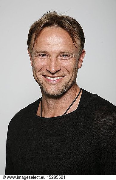 Bettermann  Bernhard  * 6.2.1965  deut. Schauspieler  Portrait  Fototermin zu der ARD Fernsehserie 'Ein Fall fÃ¼r Nadja'  Hamburg  15.8.2007  lÃ¤chelnd  LÃ¤cheln