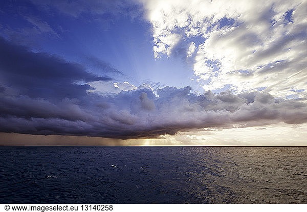 Bewölkter Himmel über der Meereslandschaft bei Sonnenuntergang