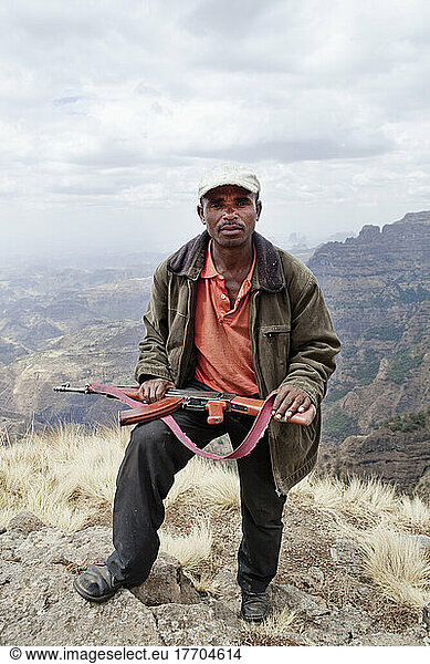 Bewaffneter Wanderführer in den Simien-Bergen; Äthiopien