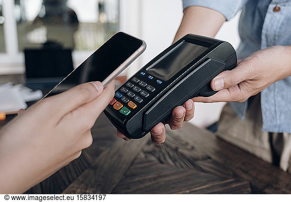 Bezahlen von Rechnungen über Smartphone mit NFC-Technologie.