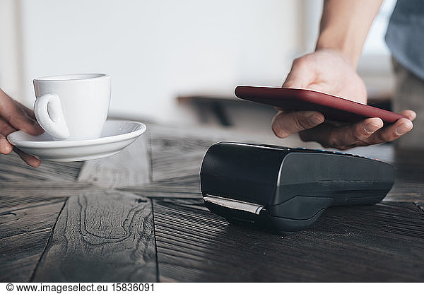 Bezahlen von Rechnungen über Smartphone mit NFC-Technologie.