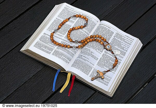 Bibel Einheitsübersetzung  altes und neues Testament  mit Rosenkranz aus Olivenholz  aufgeschlagen ist das Matthäus Evangelium  Kapitel 5  Bergpredigt
