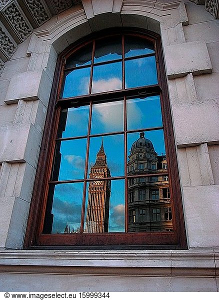 Big Ben spiegelt sich in einem Fenster