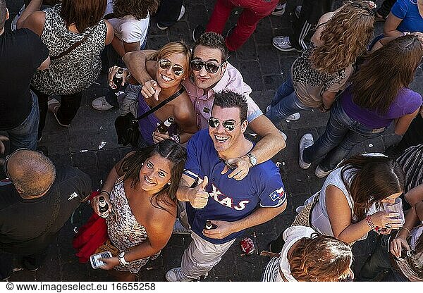 Big Week Festlichkeiten  glückliche Menschen in der Straße der Bars  MORALZARZAL  Provinz MADRID  SPANIEN  EUROPA.