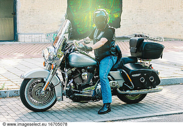 Biker posiert mit seinem Motorrad