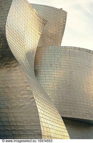 Bilbao  Spanien - 27. Oktober 2017 - Blick auf das Guggenheim-Museum.