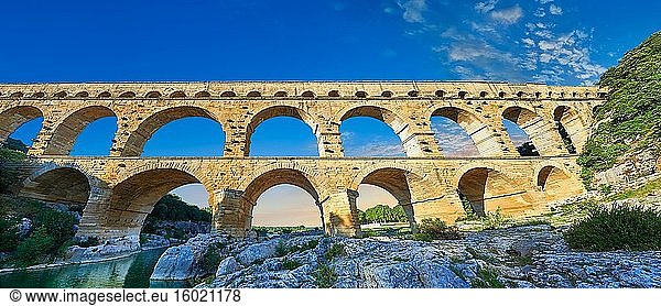Bild des antiken römischen Aquädukts der Pont du Gard  das den Fluss Gardon in der Nähe von Vers-Pon-du-Gard  Frankreich  überquert. Er ist Teil des 50 km langen Aquädukts  das die römische Stadt Nemausus (Nimes) versorgte. Seine drei Bogenreihen sind 48 m hoch (160 Fuß). Ein UNESCO-Weltkulturerbe.