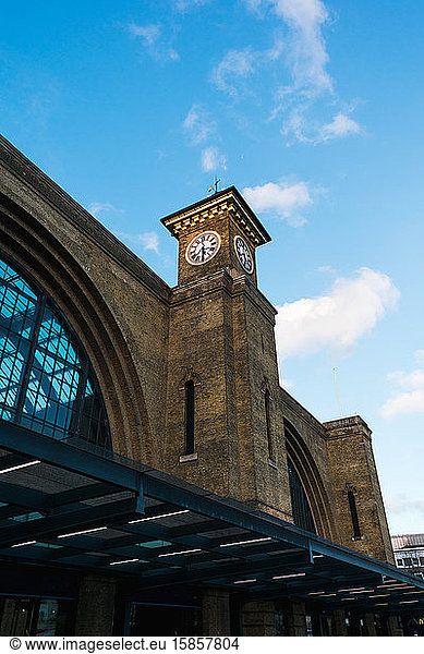 Bild des Uhrturms am Bahnhof King's Cross im Zentrum Londons