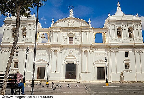 Bild einer kolonialen Kathedrale  Kathedrale von León Nicaragua  Blick auf eine Kathedrale mit blauem Himmel  Fassade einer Kathedrale