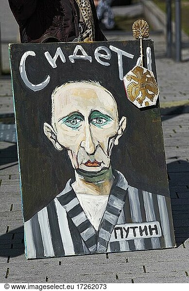 Bild mit Karikatur von Putin in Sträflingskleidung  Kyrillische Schrift Er sitzt  Demonstration unter dem Motto kein Diktator in Europa  Düsseldorf  Nordrhein-Westfalen  Deutschland  Europa