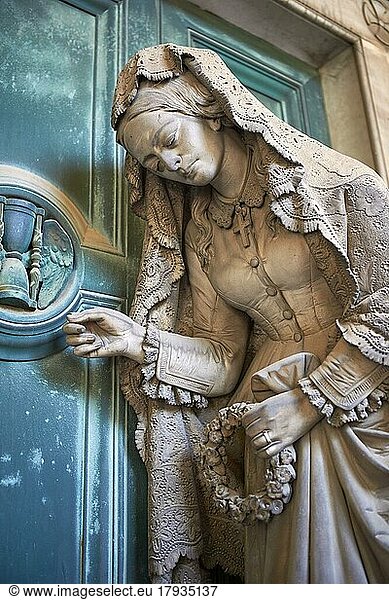 Bild und Abbildung der Steinskulptur einer trauernden Witwe  die eine Krone trägt und an die Bronzetür eines Grabes klopft  in der sich das Basrelief einer Sanduhr befindet  ein klassisches Symbol für das Vergehen der Zeit. Das Thema der trauernden Überlebenden ist