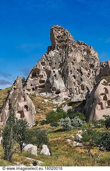 Bilder & Fotos von Uchisar Castle & die Höhlenhäuser in den Felsformationen & Feenkamin von Uchisar  in der Nähe von Goreme  Kappadokien  Nevsehir  Türkei.