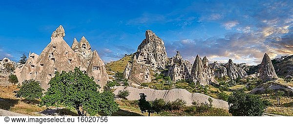 Bilder & Fotos von Uchisar Castle & die Höhlenhäuser in den Felsformationen & Feenkamin von Uchisar  in der Nähe von Goreme  Kappadokien  Nevsehir  Türkei.