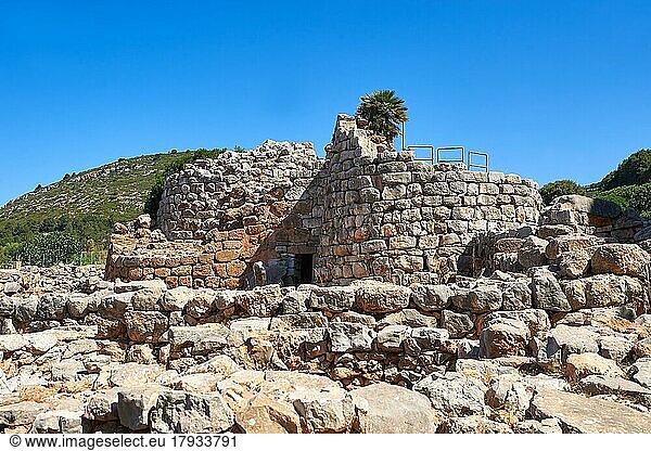 Bilder und Bild der äußeren Ruinen von Palmavera prähistorischen zentralen Nuraghe Turm  archäologische Stätte  mittlere Bronzezeit (1500 v. Chr.)  Alghero  Sardinien