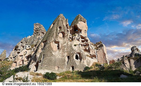 Bilder und Fotos der Höhlenstadt Häuser in den Felsformationen & Feenkamin von Uchisar  in der Nähe von Goreme  Kappadokien  Nevsehir  Türkei.