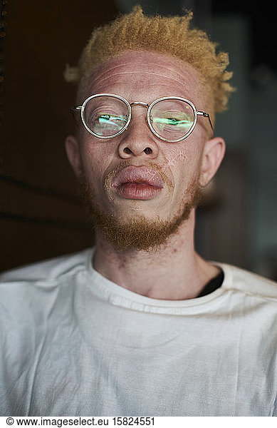 Bildnis eines Albinomannes mit runder Brille